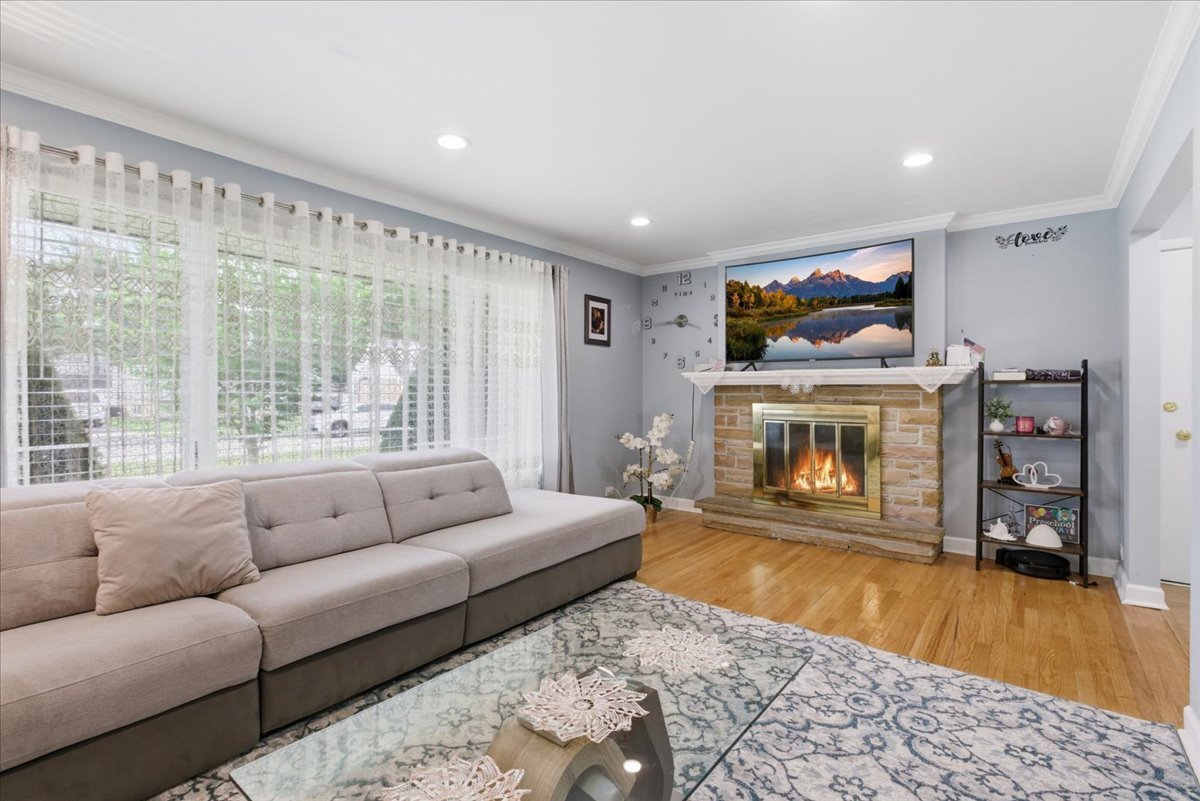 104 W GRANVILLE Avenue