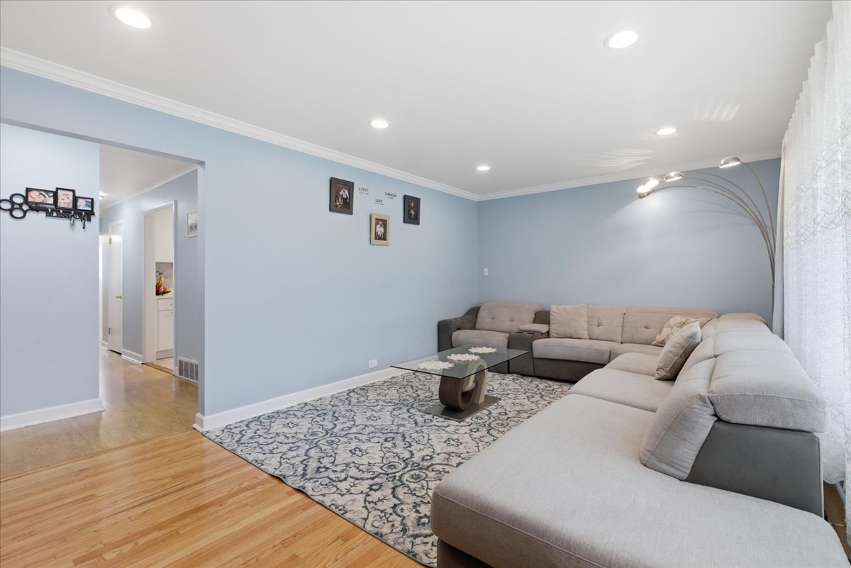 104 W GRANVILLE Avenue
