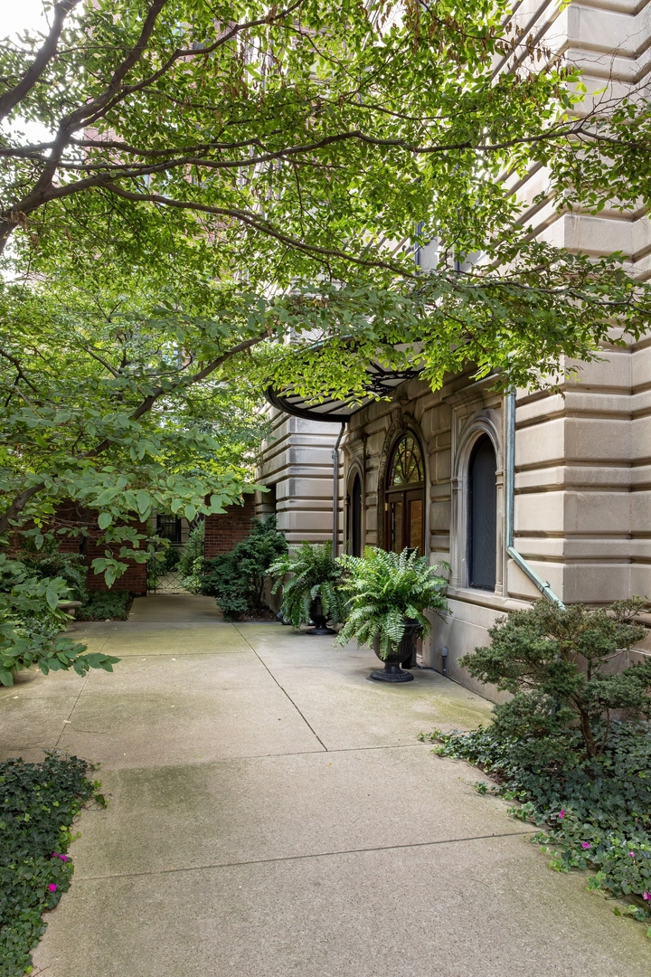 431 W Oakdale Avenue 13D