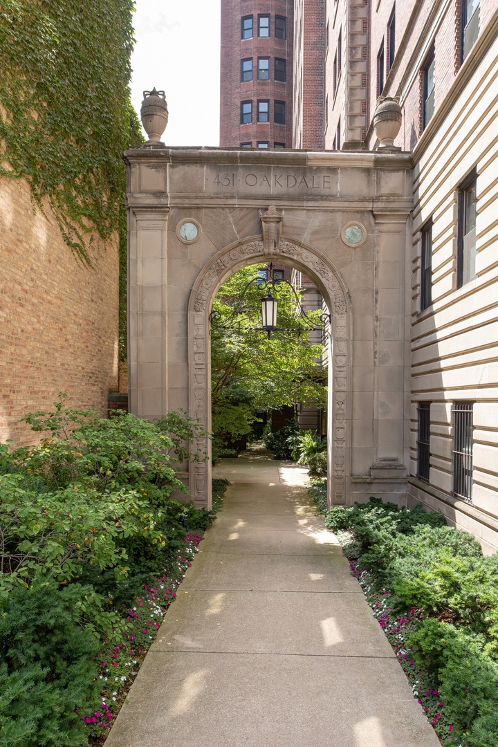 431 W Oakdale Avenue 13D