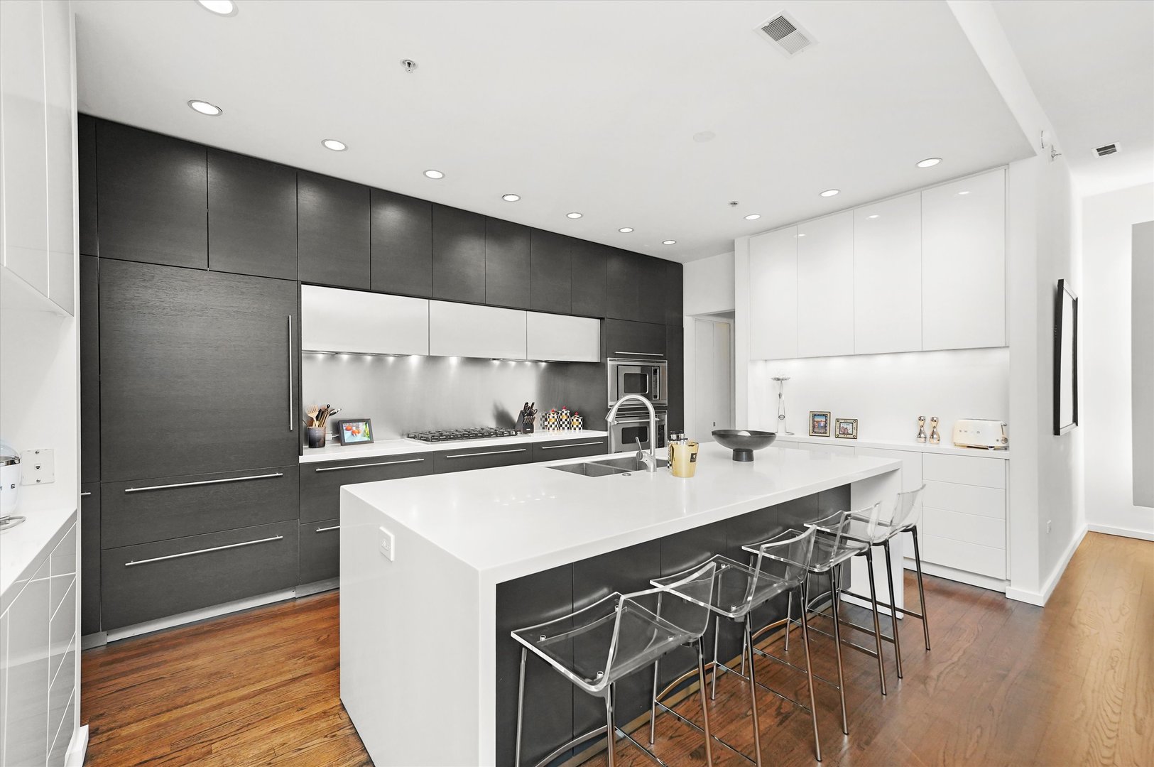 500 W Superior Street 2110