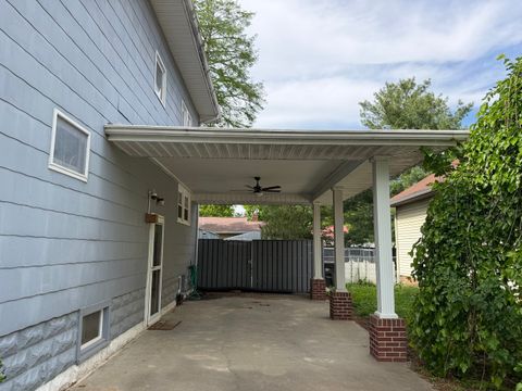 Tiny photo for 916 Illinois Avenue, Murphysboro, IL 62966 (MLS # 12635976)