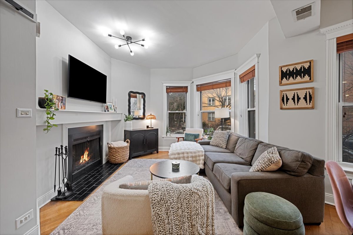 1023 W Dakin Street 1W