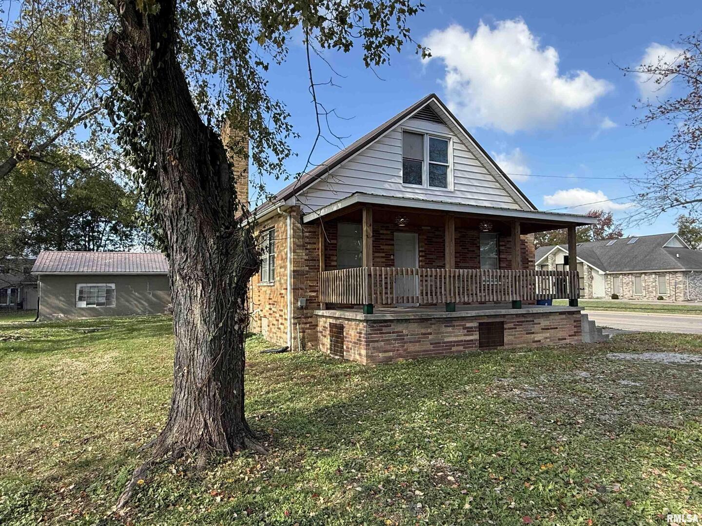 Photo 1 of 29 — 1103 W Boulevard St Street A & B, Marion, IL 62959