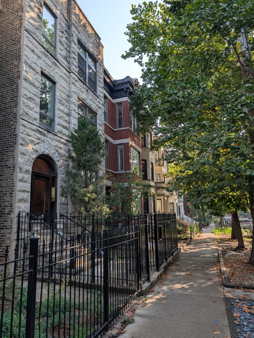 902 W Newport Avenue