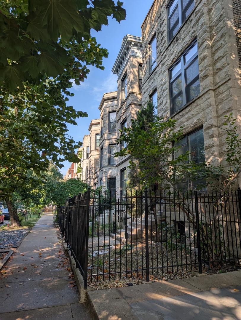 902 W Newport Avenue