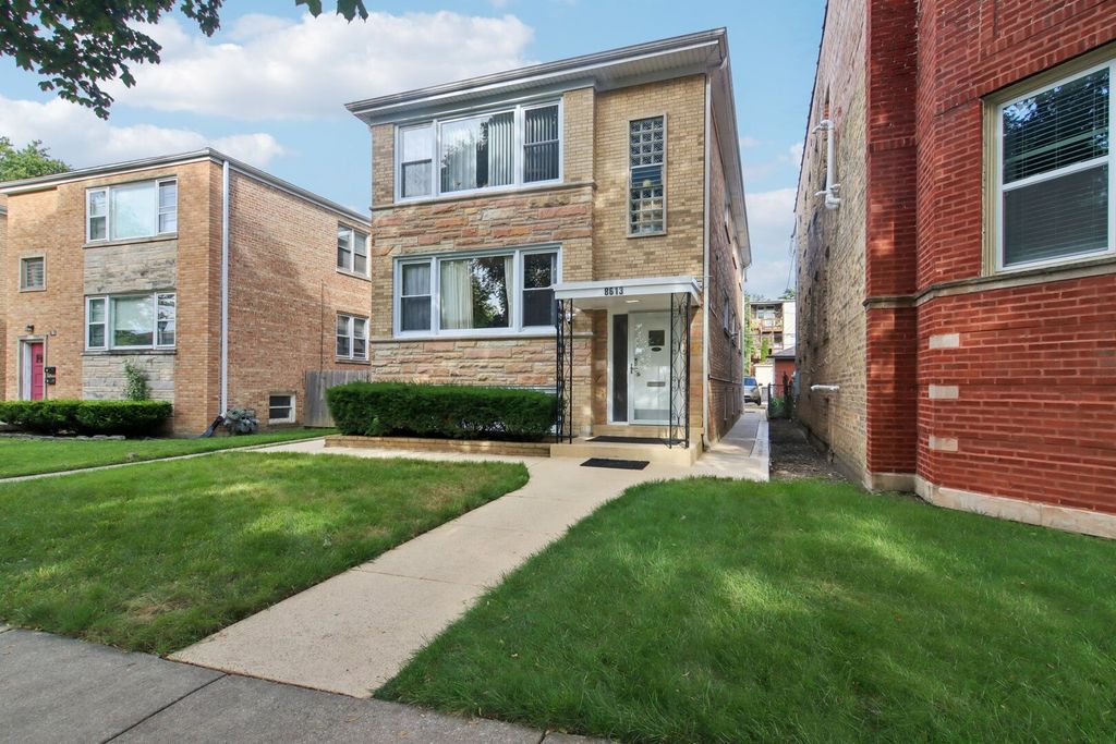Photo for 8613 Trumbull Avenue, Skokie, IL 60076 (MLS # 12503935)