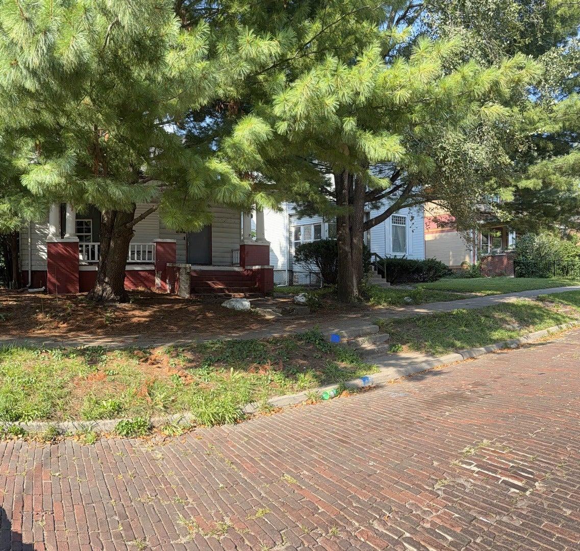 605 W Armstrong Avenue