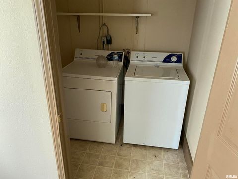 Tiny photo for 505 S Rawlings Street, Carbondale, IL 62901 (MLS # EB445464)