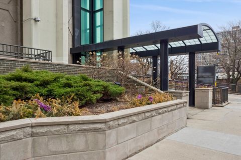 Photo of 6007 N Sheridan Road #15B, Chicago, IL 60660 (MLS # 12588659)