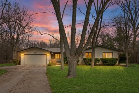 Photo of 180 Crescent Knoll Drive, Green Oaks, IL 60048 (MLS # 12643226)