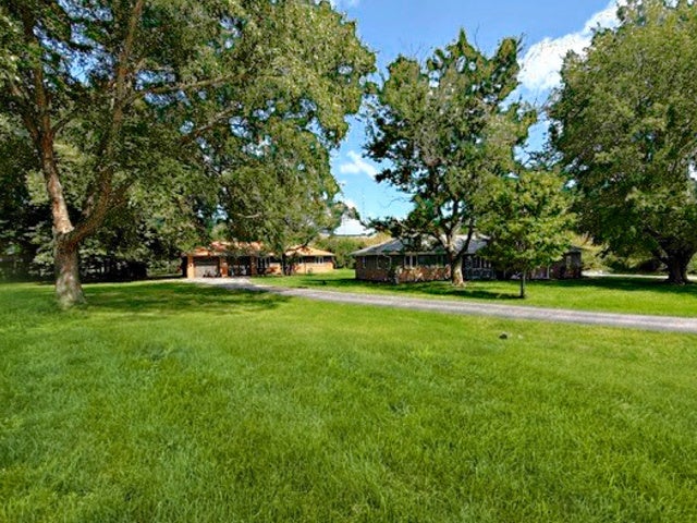 1106 E PEARL Drive