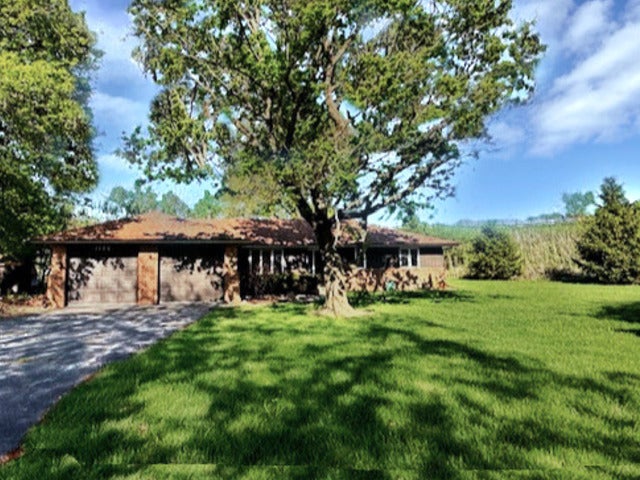 1106 E PEARL Drive