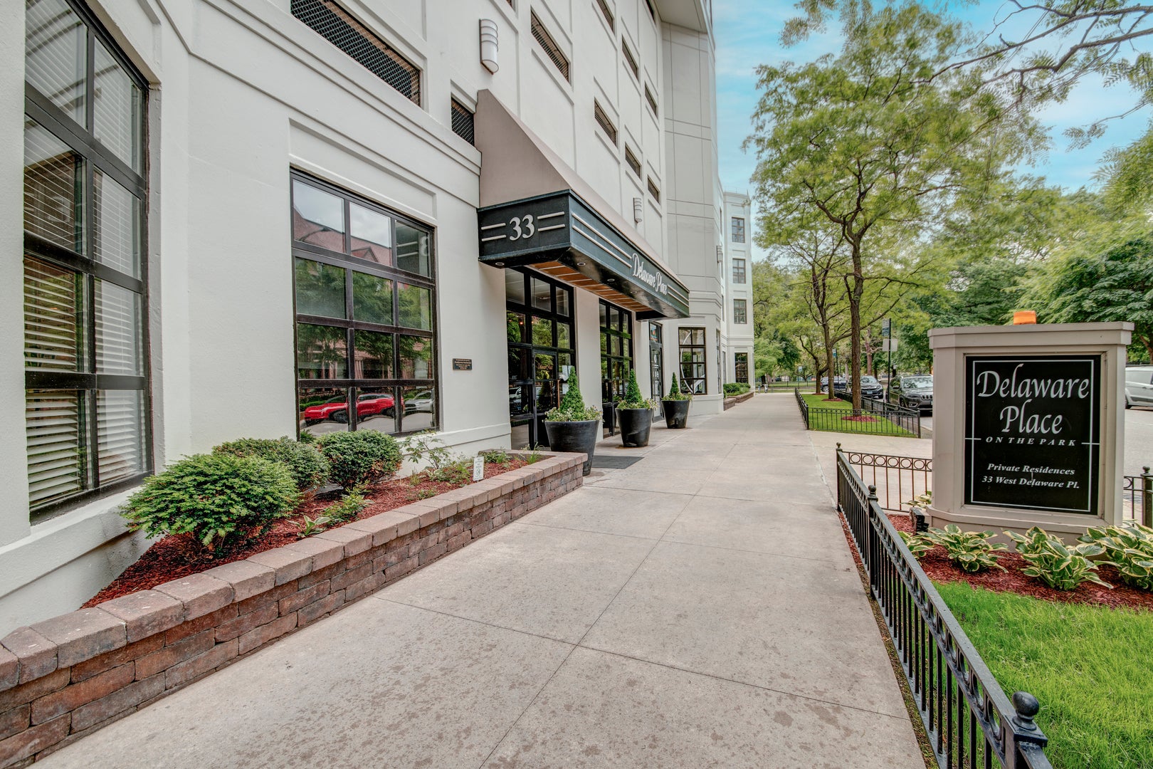 33 W Delaware Place 19H