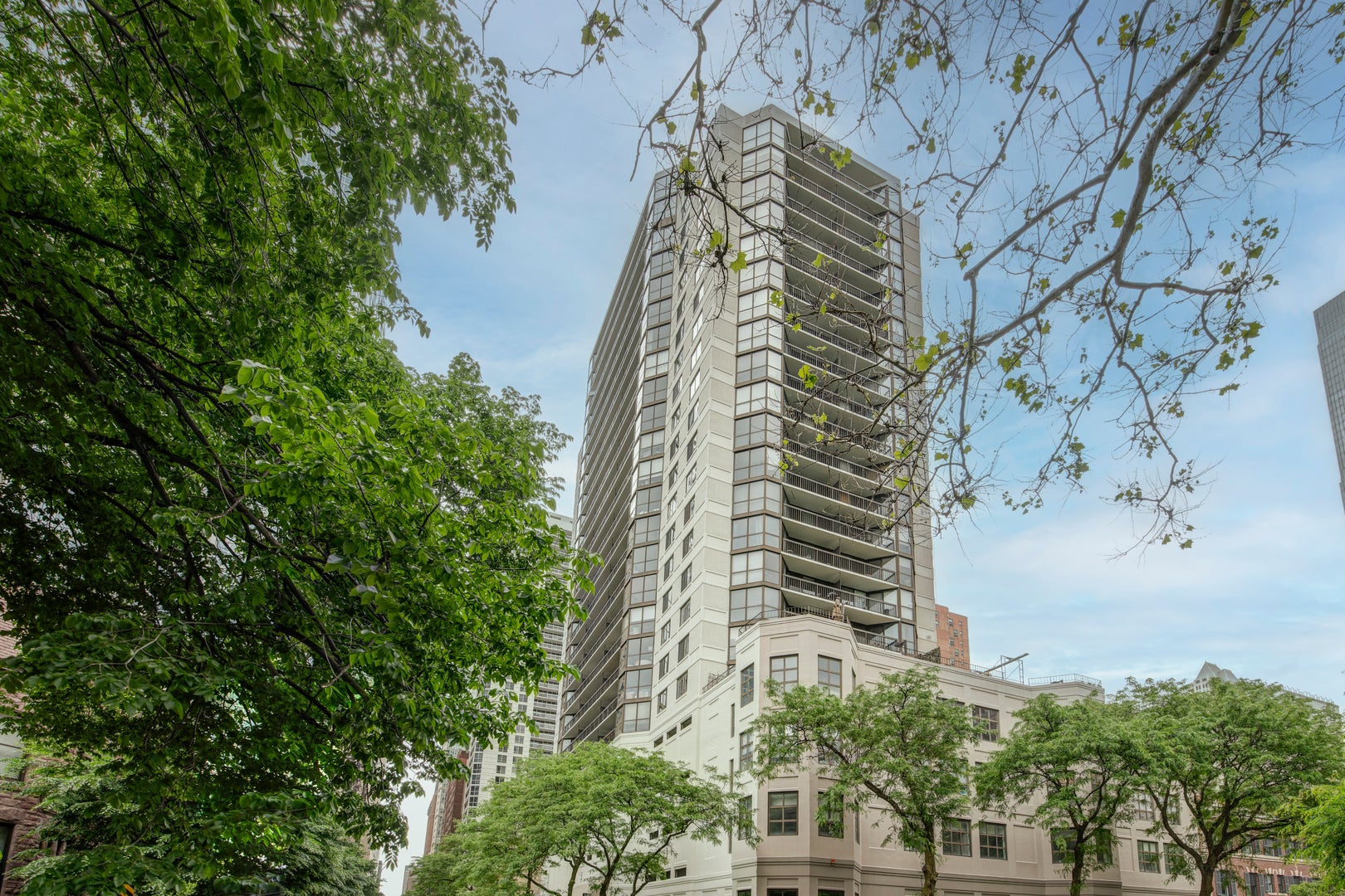 33 W Delaware Place 19H