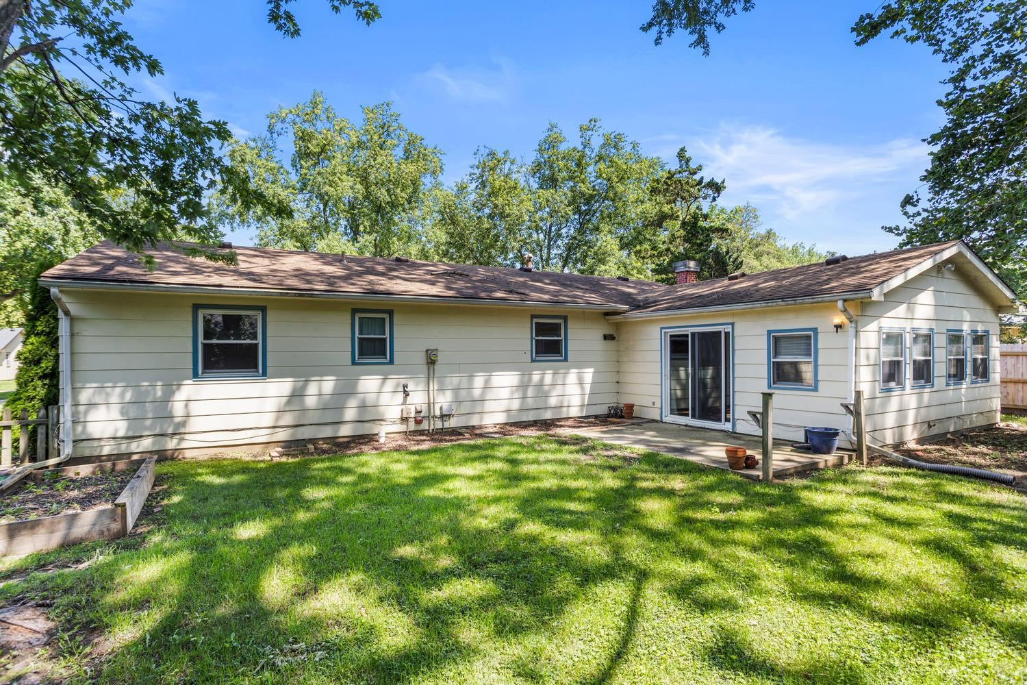 2305 GLENOAK Drive