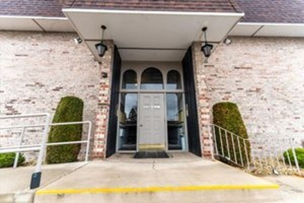 Photo for 3237 S Manor Drive #314, Lansing, IL 60438 (MLS # 12501387)