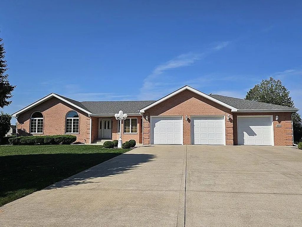 Photo for 18816 S Chestnut Drive, Shorewood, IL 60404 (MLS # 12494458)