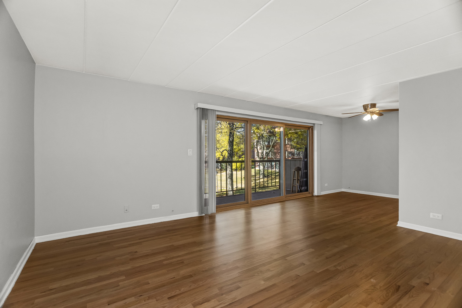 Lombard, Illinois 60148, United States, 2 Bedrooms Bedrooms, ,2 BathroomsBathrooms,Residential,Active,240657