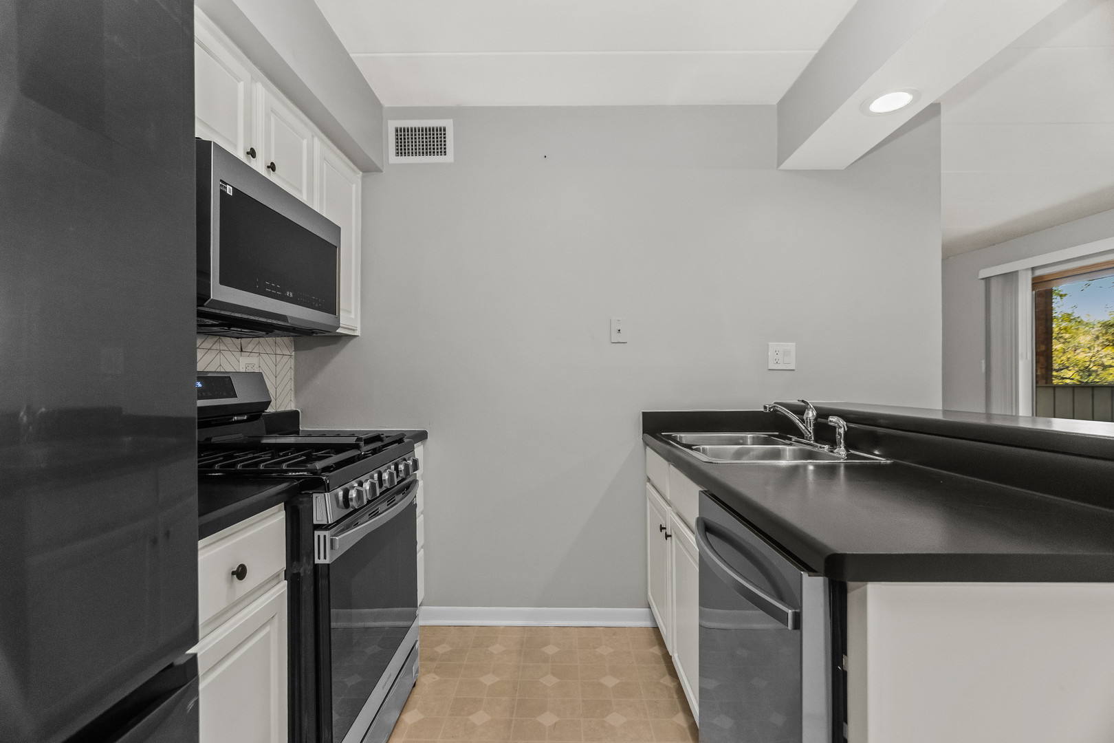 Lombard, Illinois 60148, United States, 2 Bedrooms Bedrooms, ,2 BathroomsBathrooms,Residential,Active,240657