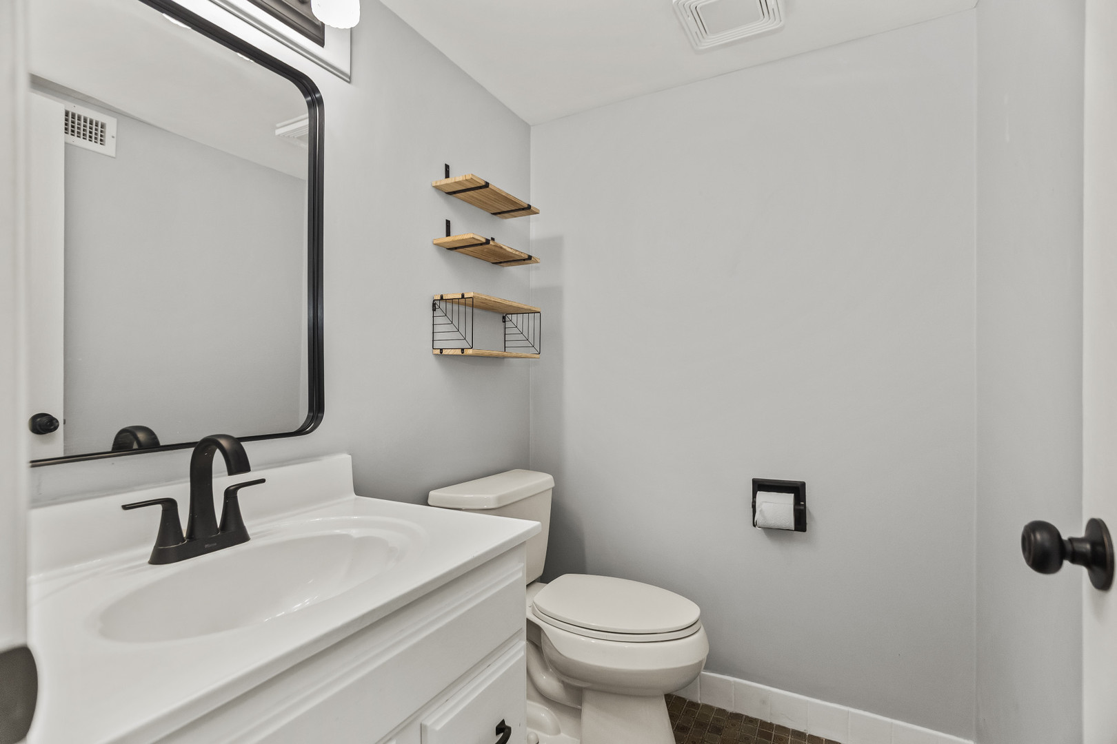 Lombard, Illinois 60148, United States, 2 Bedrooms Bedrooms, ,2 BathroomsBathrooms,Residential,Active,240657