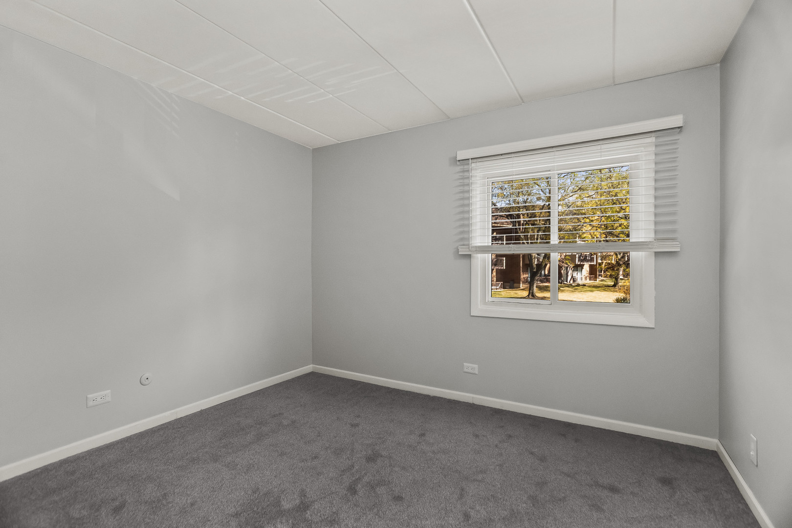 Lombard, Illinois 60148, United States, 2 Bedrooms Bedrooms, ,2 BathroomsBathrooms,Residential,Active,240657