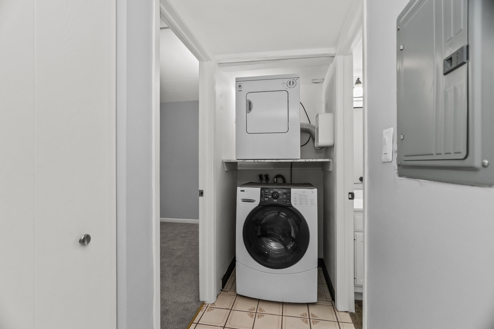 Lombard, Illinois 60148, United States, 2 Bedrooms Bedrooms, ,2 BathroomsBathrooms,Residential,Active,240657