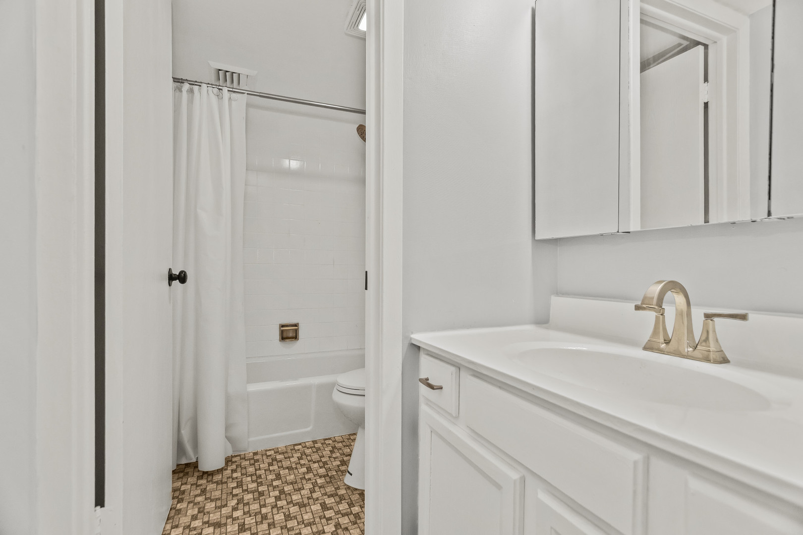 Lombard, Illinois 60148, United States, 2 Bedrooms Bedrooms, ,2 BathroomsBathrooms,Residential,Active,240657