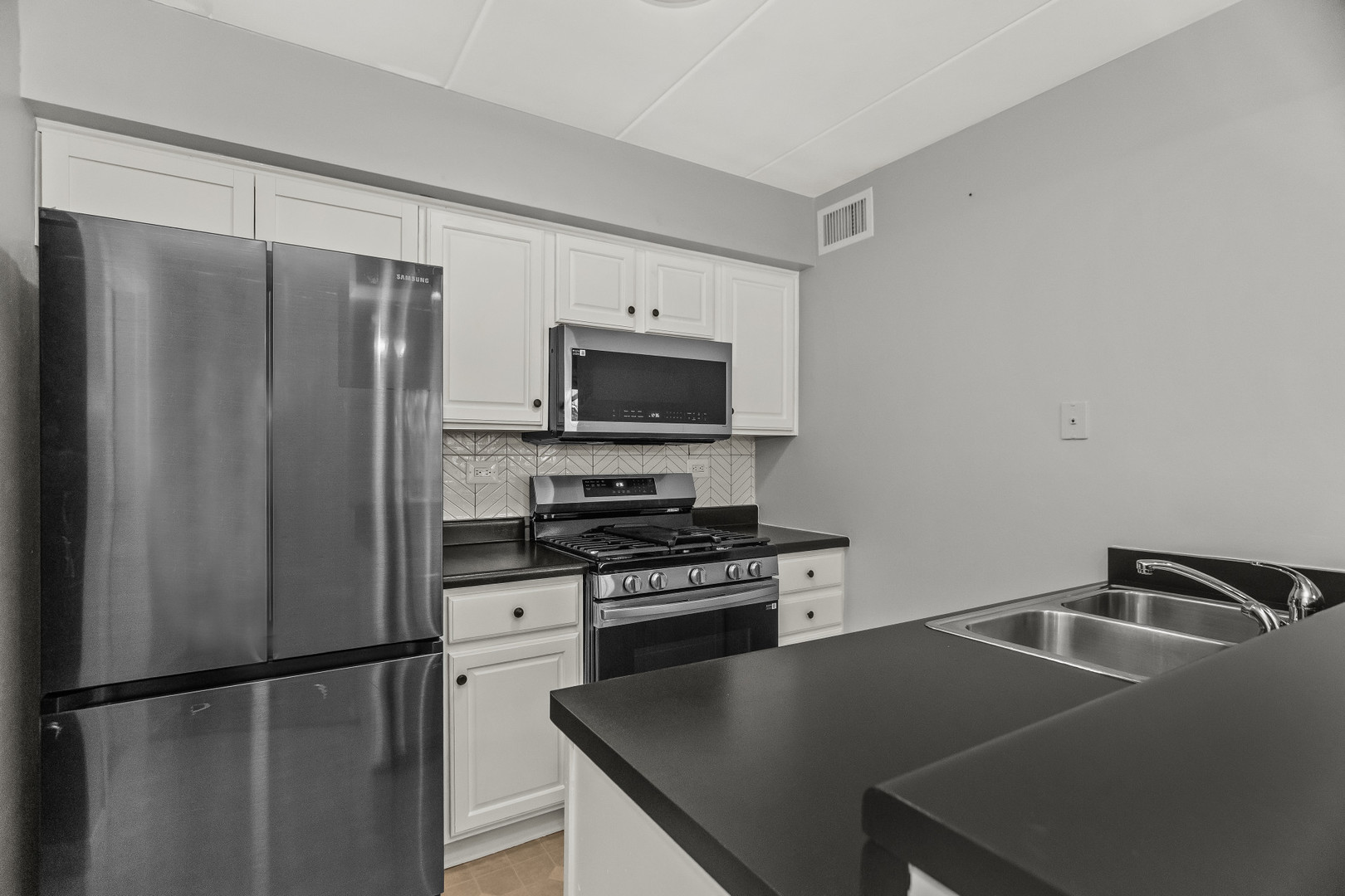 Lombard, Illinois 60148, United States, 2 Bedrooms Bedrooms, ,2 BathroomsBathrooms,Residential,Active,240657