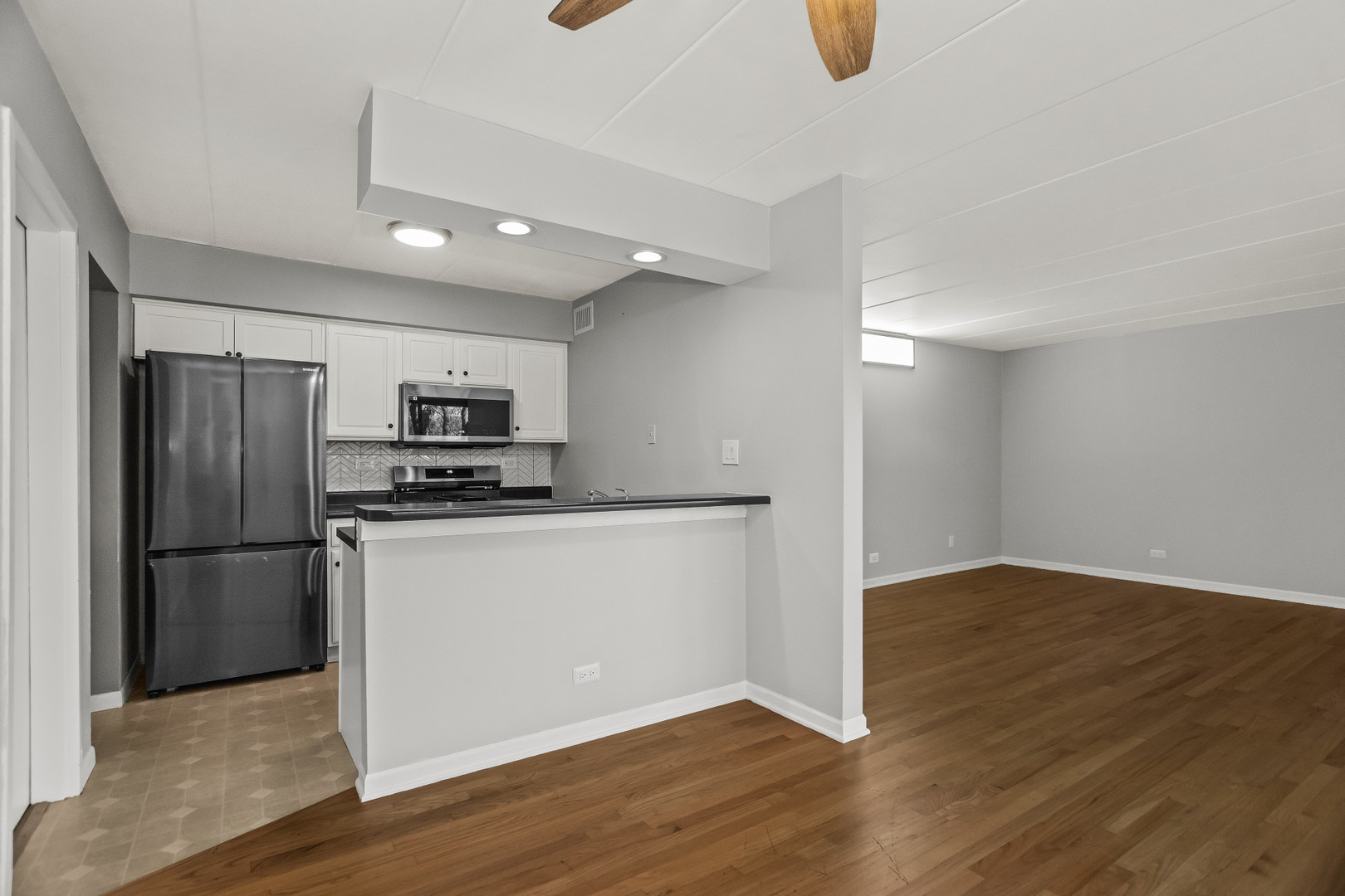 Lombard, Illinois 60148, United States, 2 Bedrooms Bedrooms, ,2 BathroomsBathrooms,Residential,Active,240657