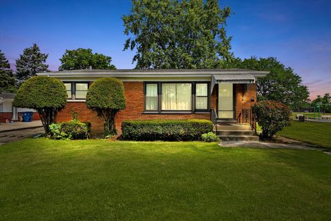 Tiny photo for 1003 W Hillside Drive, Bensenville, IL 60106 (MLS # 12464309)