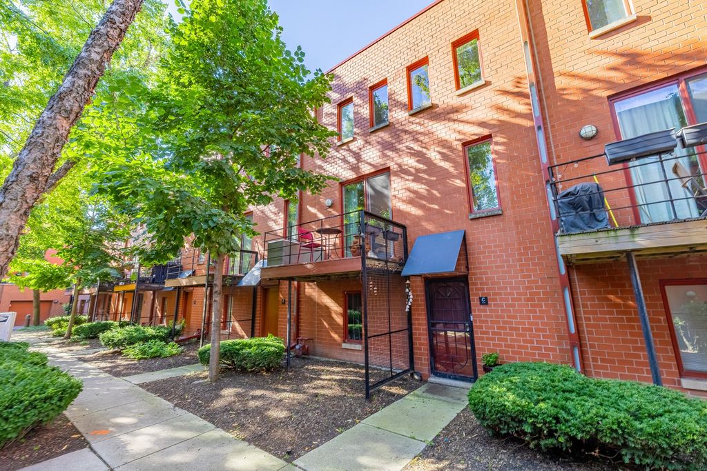 Photo for 1200 S Federal Street #C, Chicago, IL 60605 (MLS # 12466666)