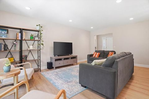 Tiny photo for 1109 Whitman Place, Vernon Hills, IL 60061 (MLS # 12660398)