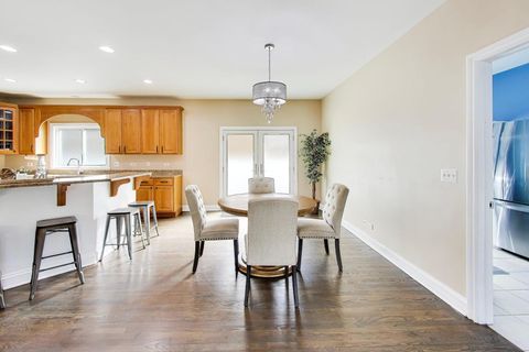 Tiny photo for 421 W Hawthorne Street, Arlington Heights, IL 60004 (MLS # 12602630)