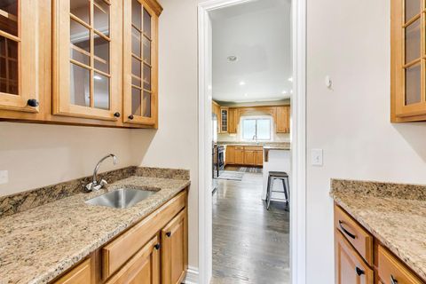 Tiny photo for 421 W Hawthorne Street, Arlington Heights, IL 60004 (MLS # 12602630)