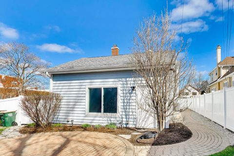 Tiny photo for 421 W Hawthorne Street, Arlington Heights, IL 60004 (MLS # 12602630)