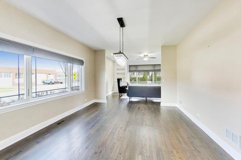 Tiny photo for 421 W Hawthorne Street, Arlington Heights, IL 60004 (MLS # 12602630)