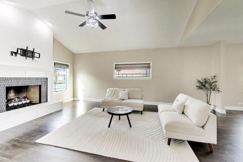 Tiny photo for 421 W Hawthorne Street, Arlington Heights, IL 60004 (MLS # 12602630)