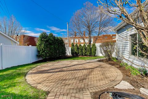 Tiny photo for 421 W Hawthorne Street, Arlington Heights, IL 60004 (MLS # 12602630)