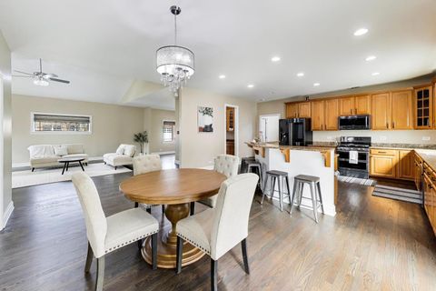 Tiny photo for 421 W Hawthorne Street, Arlington Heights, IL 60004 (MLS # 12602630)