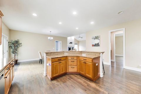 Tiny photo for 421 W Hawthorne Street, Arlington Heights, IL 60004 (MLS # 12602630)