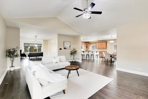 Tiny photo for 421 W Hawthorne Street, Arlington Heights, IL 60004 (MLS # 12602630)