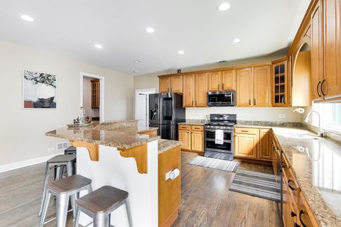 Tiny photo for 421 W Hawthorne Street, Arlington Heights, IL 60004 (MLS # 12602630)