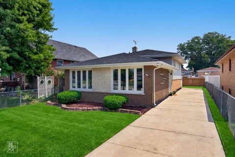 Photo of 7725 NARRAGANSETT Avenue, Burbank, IL 60459 (MLS # 12709098)