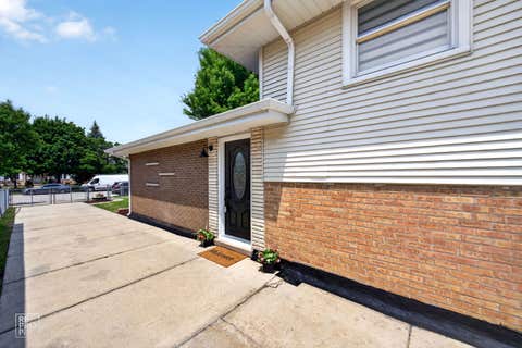 Tiny photo for 7725 NARRAGANSETT Avenue, Burbank, IL 60459 (MLS # 12709098)