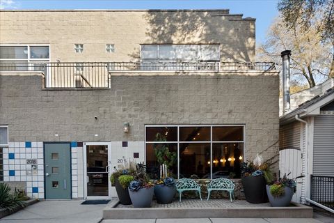 2016 W Concord Place Chicago IL 60647