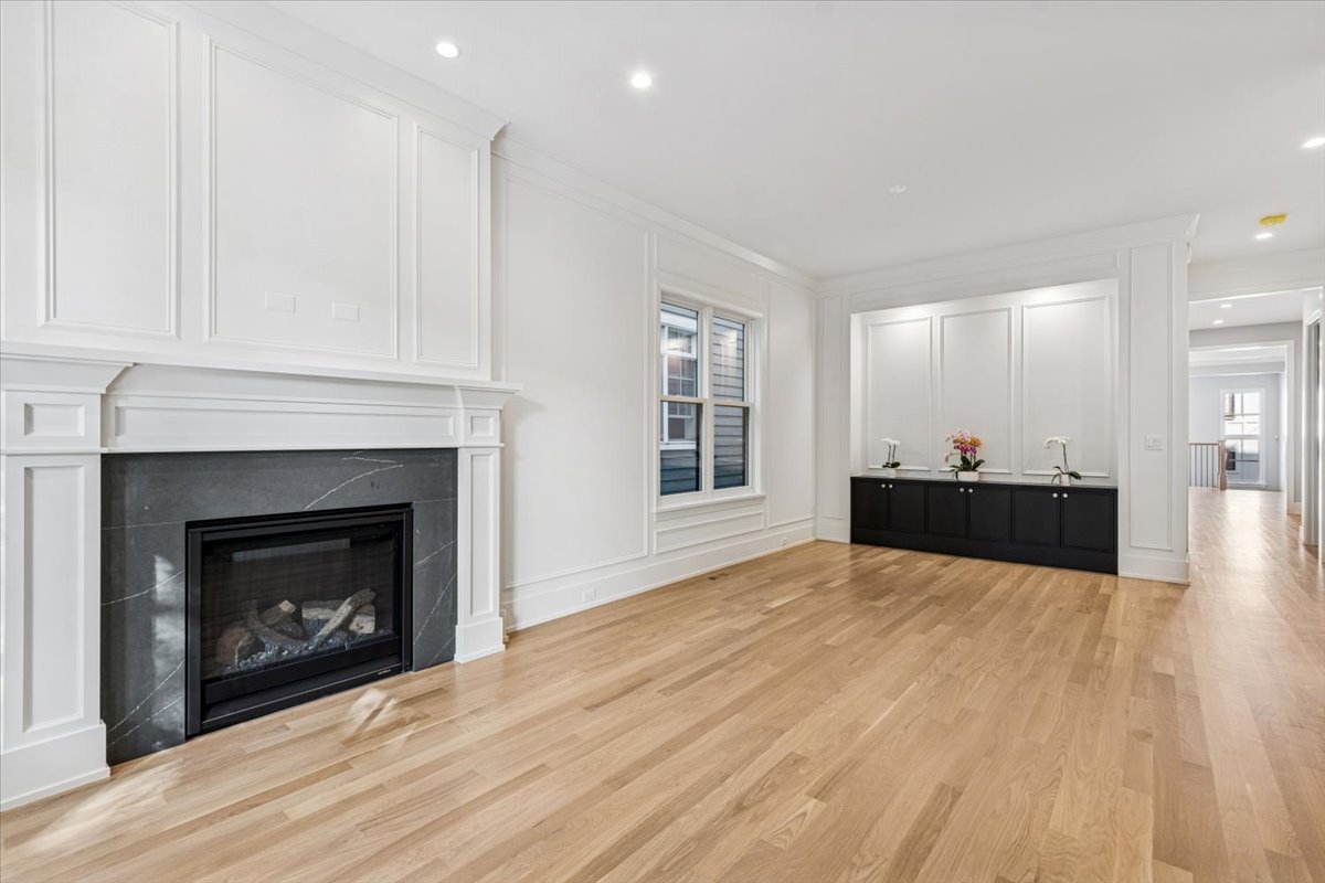 1932 W Wolfram Street