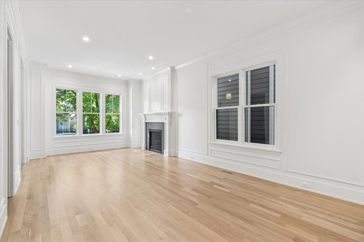 1932 W Wolfram Street