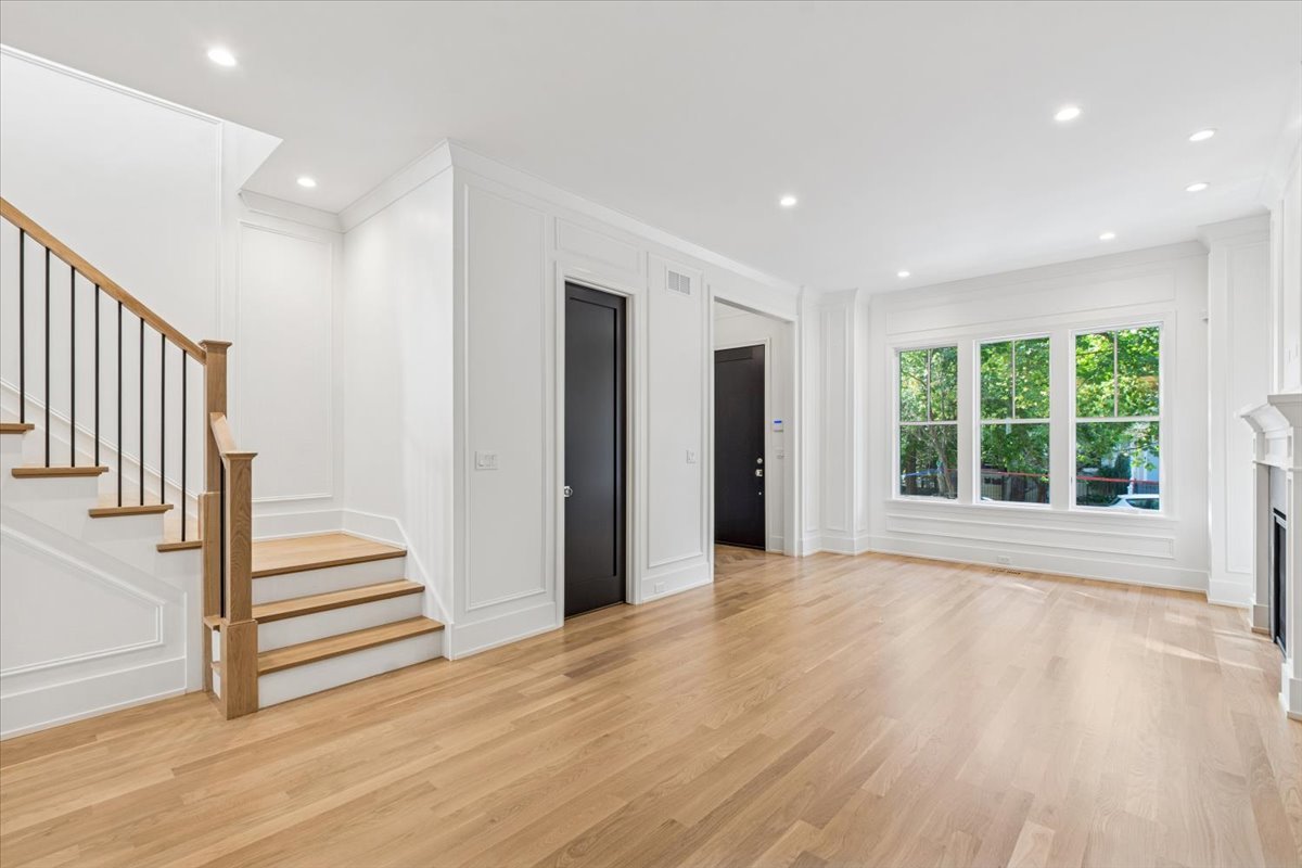 1932 W Wolfram Street