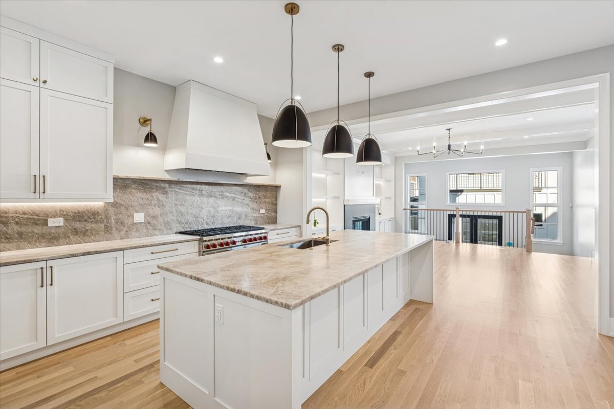 1932 W Wolfram Street